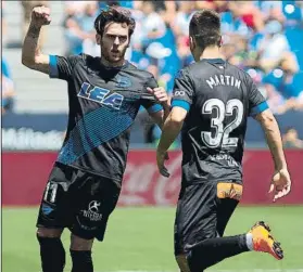  ?? FOTO: EFE ?? Ibai, celebrando su gol con Martín. El jugador del Alavés hizo una diana de ‘chapeau’