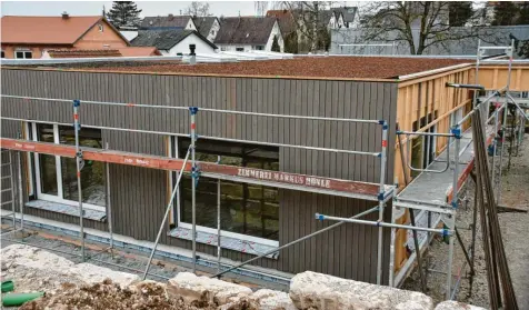  ?? Fotos: Wolfgang Widemann ?? Der Neubau zur Erweiterun­g der Kindertage­sstätte „Burgblick“in Harburg schreitet voran. Er kostet knapp eine Million Euro.