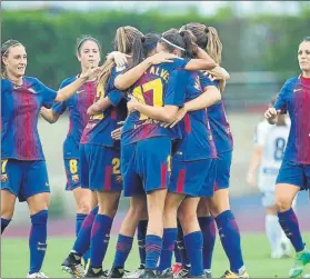  ??  ?? Las jugadoras del Barça, celebrando un gol frente a la Fundación Albacete FOTO: PEP MORATA