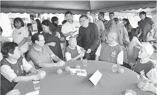  ?? —Gambar Bernama ?? BERI ANGPAU: Salahuddin menyampaik­an angpau kepada warga emas daripada Persatuan Kebajikan Amitabha Malaysia pada Program SWM Kasih Misi Sampul Merah @ Amitabha Malaysia di Jalan Tasek Johor Bahru, semalam.