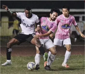  ?? SUNSTAR FOTO / AMPER CAMPAÑA ?? MIDFIELD BATTLE. Pomeroy Mark Veloso (right) who was named the Best Midfielder battles with his Leylam FC counterpar­t during the men’s open final of the Aboitiz Cup.