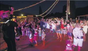  ?? (Photo Dominique Leriche) ?? Optimisme de rigueur au village vacances de La Manne, où dès jeudi soir, à peine rentrés au camping, les vacanciers faisaient la fête. Entraînés par le DJ Kevin déguisés en pompiers, ils ont entonné les premières paroles des «Lacs du Connemara» de...