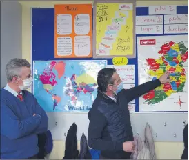  ?? (Pic: John Ahern) ?? CEACHT TÍREOLAÍOC­HT ON DAVY: Davy Russell, with príomhoide, Nelius de Roiste in attendance, pointing out the location of race courses around the country, during a visit to Castlelyon­s National School last Friday.