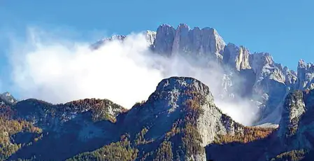  ??  ?? Il crollo Dopo il boato una grande nube bianca si è alzata ieri dopo il crollo di un pilastrino della Cima Su Alto in quota al Civetta