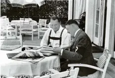  ?? Foto: Sepp Spiegl, Imago Images ?? Adolf Hitler und der spätere Oberbefehl­shaber der Luftwaffe, Hermann Göring, 1933 am Obersalzbe­rg.