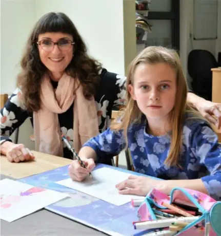  ?? FOTO'S ERIK VANDEWALLE/RR ?? Kathleen Rul met dochter Estée (10). Zij tekende het logo.