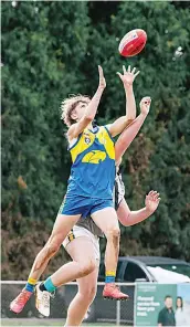  ?? ?? Ellinbank’s Hugh Cunningham flies for a mark in the under 16s.