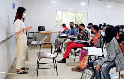  ?? (XINHUA) ?? A Chinese teacher teaches Chinese at the Confucius Institute at Makerere University in Kampala, capital of Uganda, on 12 April 2022