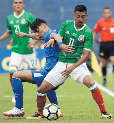  ?? Gregory Bull Associated Press ?? ELIAS HERNANDEZ (11) of Mexico jousts with El Salvador’s Bryan Tamacas over control of the ball during a CONCACAF Gold Cup match in San Diego. Mexico emerged as a 3-1 winner at Qualcomm Stadium.