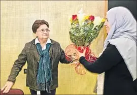  ?? SERGI ALCÁZAR BADIA ?? Flores de una musulmana para Losada, que trabaja con árabes