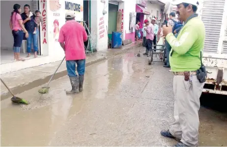  ??  ?? Locales del mercado municipal de Pichucalco quedaron anegados por el agua del arroyo El Cristo, que alcanzó hasta dos metros de altura en algunas zonas.