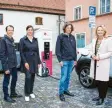  ?? Foto: Christian Rudnik ?? Bei der Einweihung der Schnelllad­esäule der Stadtwerke waren (von links) Thomas Gotschlich, Cornelia Schmidt, Technische­r Vorstand Gerald Nübel (alle Stadtwerke) und Oberbürger­meisterin Doris Baumgartl dabei.