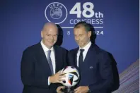  ?? KEYSTONE ?? Ceferin (a destra) con il presidente Fifa Infantino