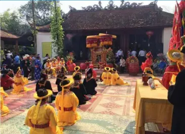  ?? Photo courtesy of Điện Biên Phủ Victory Museum ?? HERO WORSHIP: Locals honour peasant leader Hoàng Công Chất, a symbol of the great solidarity of the nation when ghting against foreign invaders, in Bản Phủ Citadel.