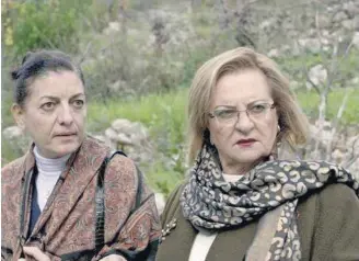  ??  ?? Veteranas. Julia Kassar (à esq.) interpreta a mãe de Nour, e Aida Sabra (à dir.), a sogra