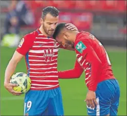  ??  ?? Soldado y Suárez, en un partido del Granada.