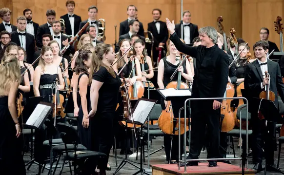  ??  ?? Elogio del Novecento La Mahler Jugendorch­ester con il direttore Ingo Metzmacher. «Non trovo nessun secolo più interessan­te del ventesimo: un’esplosione di stili e linguaggi»