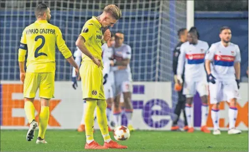  ??  ?? DECEPCIÓN. Mario y Castillejo se lamentan tras el gol encajado en los minutos finales mientras los jugadores del Lyon lo celebran.