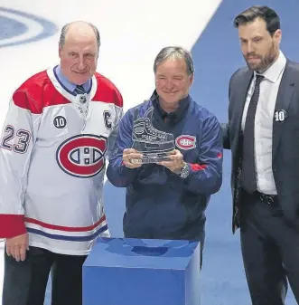  ?? USA TODAY SPORTS ?? Member of the Montreal staff Pierre Gervais receives a gift from former player Bob Gainey (left) and defenceman Shea Weber before a recent regular season game at the Bell Centre.