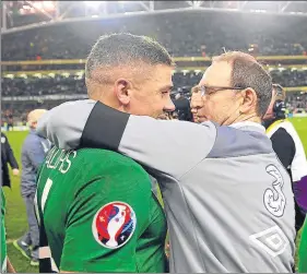  ?? FOTO: EFE ?? Jon Walters, bigoleador ayer, abrazado por el selecciona­dor de Irlanda, Martin O’Neill