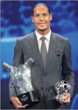  ??  ?? FELIZ. Van Dijk, con sus trofeos.