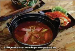  ??  ?? ASAM pedas antara menu kegemaran pengunjung.