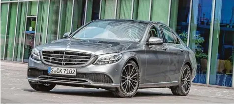  ?? Fotos: Daimler AG ?? Gesichtser­kennung: Anhand den modifizier­ten Frontschei­nwerfer und der neuen Frontschür­ze lässt sich die geliftete Mercedes C Klasse identifizi­eren.