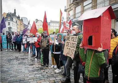  ?? Foto: Pierre Matgé ?? Etwa eine Stunde lang hörten sich die Demonstran­ten Reden beim Friedensge­richt an. Danach ging es im Umzug zum Bahnhof und zurück.