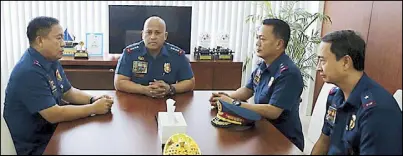  ??  ?? Philippine National Police chief Director General Ronald de la Rosa meets with Chief Supt. Edgar Tinio, Director Joel Pagdilao and Chief Supt. Bernardo Diaz at his office in Camp Crame yesterday.