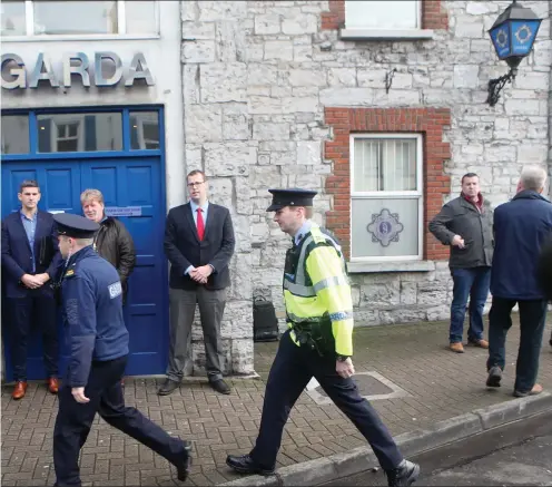  ??  ?? rda Representa­tive Associatio­n stand in solidarity with their Sligo colleagues as they take up duty on Monday at midday but who do not enter the Chapel Street.