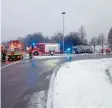  ?? Foto: Feuerwehr Neuburg ?? Dreieinhal­b Stunden gesperrt war die B16 bei Neuburg wegen eines Unfalls an der Abzweigung zur Donauwörth­er Stra‰ ße.