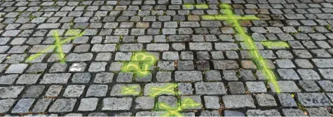  ?? Foto: Helmut Fohringer, dpa ?? Polizeimar­kierungen unterhalb der Ruprechtsk­irche in der Wiener Innenstadt zeugen von dem Terroransc­hlag mit vier Toten.