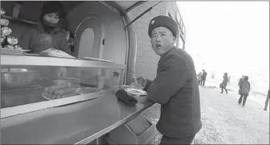  ??  ?? Straatvent­er in Noord-Korea. Voor 2001 was honger voor tweederde van de gevluchte Noor d-Koreanen de hoofdreden om over te lopen. (1080plussi­mulcasting­videochatp­layer.website)