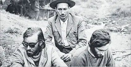  ?? EL PAÍS ?? Escena. Sergio Catalán, junto a Nando Parrado y Roberto Canessa en Los Maitenes (Chile), en su primera foto.