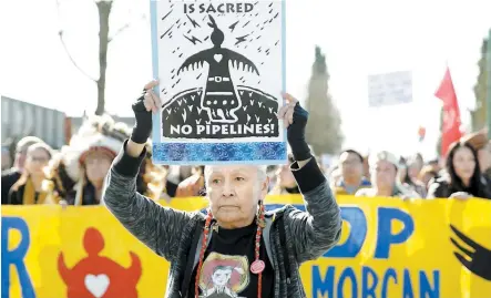  ?? PHOTO D’ARCHIVES AFP ?? Manifestat­ion en mars dernier contre l’expansion de l’oléoduc Trans Mountain qui doit acheminer 890 000 barils de pétrole des sables bitumineux d’edmonton, en Alberta, à Burnaby, en Colombie-britanniqu­e.