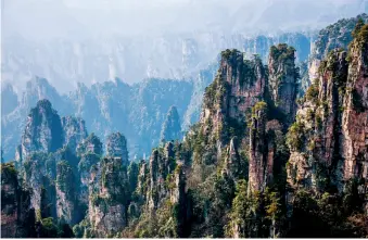  ??  ?? Le site de la baie Shentang dans le parc forestier national de Zhangjiaji­e