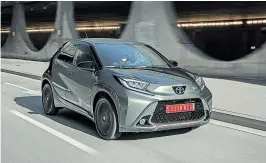  ?? [ Werk ] ?? Toyota Aygo X im Crossover-Stil, hier die Premiere noch im Teil-Tarnanzug.