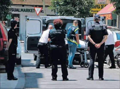  ?? / RAFA ALCAIDE (EFE) ?? Operarios de la funeraria trasladan los cadáveres de Ana Lucía da Silva y Salvador Ramírez.