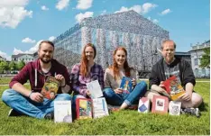  ??  ?? Diese Studenten helfen, dass der Tempel der verbotenen Bücher entstehen kann. Phi lippe André ist der Zweite von links.