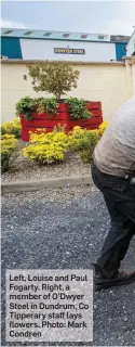  ?? Photo: Mark Condren ?? Left, Louise and Paul Fogarty. Right, a member of O’Dwyer Steel in Dundrum, Co Tipperary staff lays flowers.