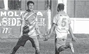  ??  ?? ¡Y cómo no lo vas a gritar...! Marcos Portela, salió disparado para abrazarse con Bartoletti.