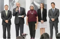  ??  ?? Andrés Manuel López Obrador, presidente electo, y la próxima secretaria de Economía, Graciela Márquez (derecha), presentaro­n a los futuros subsecreta­rios de Minería, Francisco Quiroga (último der.); de Comercio Exterior, Luz María de la Mora, y de Industria y Comercio, Ernesto Acevedo (último izq.).