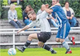  ?? FOTO: PETER SCHLIPF ?? Stödtlen (weißes Trikot) ließ sich nicht aufhalten und schlug den FC Röhlingen locker und leicht mit 4:0