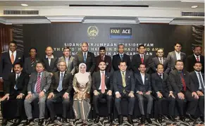  ?? — YAP CHEE HONG / The Star ?? One for the album: FAM president Datuk Hamidin Mohd Amin (seated, sixth from left) posing with the presidents of all FAM affiliates yesterday.