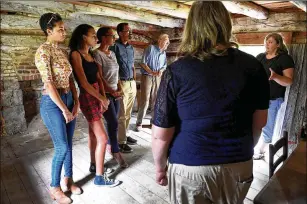  ?? PHOTOS BY KATHERINE FREY / WASHINGTON POST ?? Amanda Becker Mosko (right) explains the history of her home’s former slave quarters to the Kings: Amina (from left), Mireya, Melissa and John. With them are Amanda’s father, John Becker, and twin sister, Frances Becker.