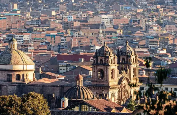  ??  ?? La grande Cusco et ses alentours : un tremplin au coeur inca du Pérou pour peaufiner en beauté et en émotion l’acclimatat­ion du groupe, avant la montée en puissance des itinéraire­s de « pur trek ».