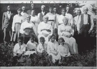  ?? COURTESY OF THE MCWORTER FAMILY ?? An early gathering at New Philadelph­ia of McWorter descendant­s in the 1920s.