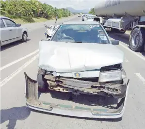  ??  ?? KENDERAAN ini mengalami kerosakan akibat melanggar penghadang jalan di Jalan Kuhara berhampira­n bulatan jalan masuk ke Taman Univilla, Tawau.