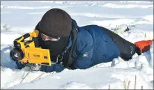  ?? BAI JIALI / XINHUA ?? Yang Tao uses a thermal imager to collect data.