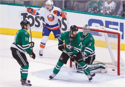  ?? TIM SHARP ASSOCIATED PRESS ?? Jamie Benn (14) et son frère Jordie Benn (24) alors qu’ils jouaient ensemble avec les Stars de Dallas